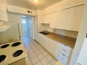 3762 Royal Crest St in Las Vegas, NV - Building Photo - Building Photo