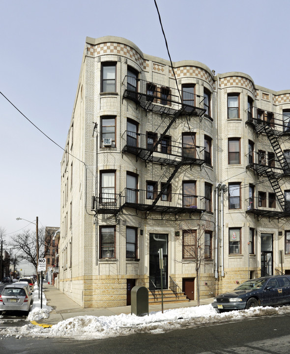 Palisades Apartments in Union City, NJ - Building Photo