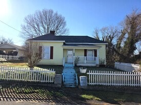 200 Tesh St in Mount Airy, NC - Building Photo