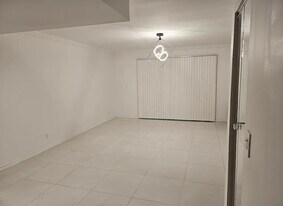 1624 NW 90th Way in Pembroke Pines, FL - Building Photo