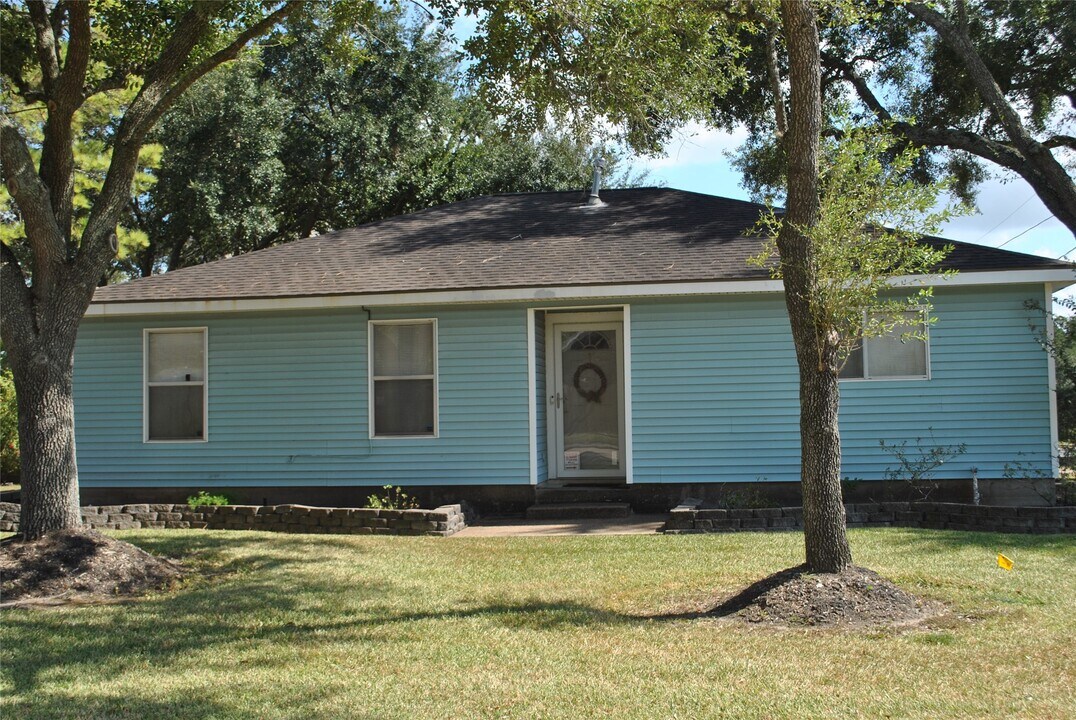 401 Laurel Dr in Friendswood, TX - Foto de edificio