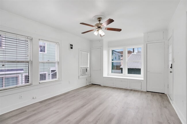 property at 1133 W Clay St