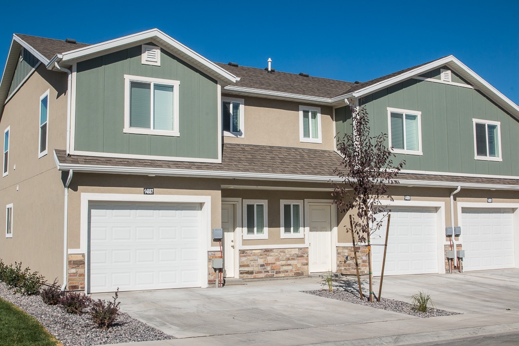 Gorgeous Townhomes in The Boulders! in Herriman, UT - Building Photo