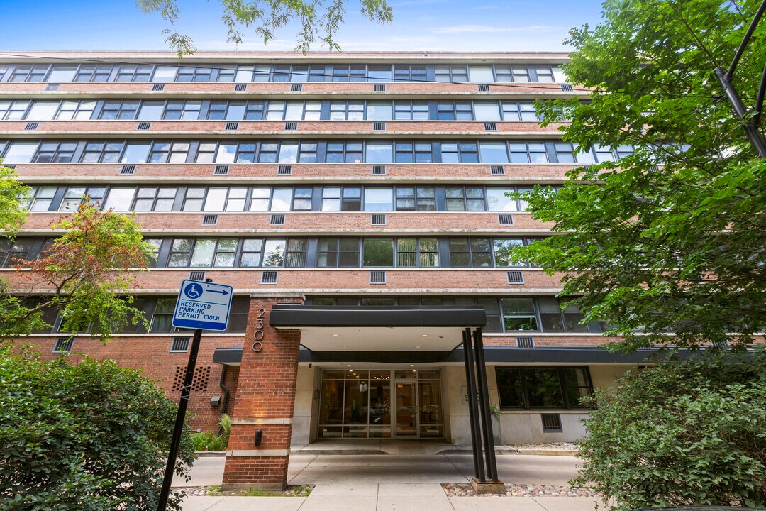 2300 N Commonwealth Ave, Unit 1A in Chicago, IL - Building Photo