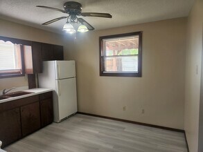 182 8th Ave, Unit 182 Lower Unit in Marion, IA - Building Photo - Building Photo