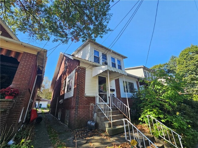 1127 Highland St, Unit 2 in Tarentum, PA - Building Photo - Building Photo