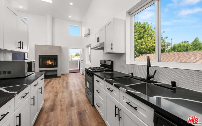667 Brooks Ave in Los Angeles, CA - Building Photo - Building Photo