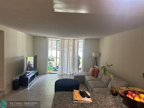 3740 Inverrary Dr in Lauderhill, FL - Foto de edificio - Building Photo