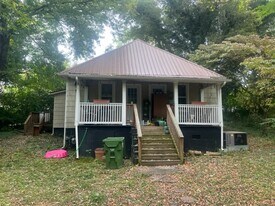 1326 E Harper Ave in Maryville, TN - Building Photo