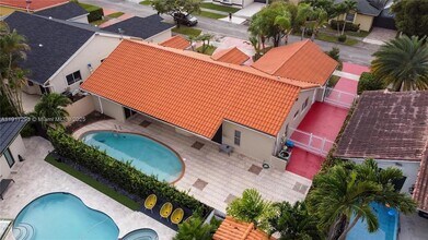 10815 SW 145th Pl in Miami, FL - Foto de edificio - Building Photo