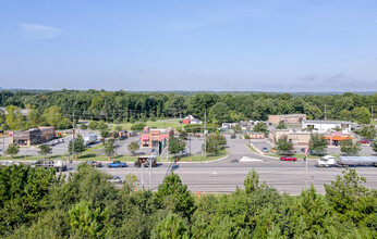 100 Bulb Ave in Gastonia, NC - Foto de edificio - Building Photo