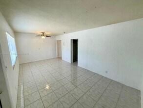 1061 NE 34th Ct in Oakland Park, FL - Foto de edificio - Building Photo