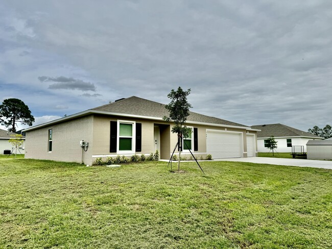 1691 SW Andalusia Rd in Port St. Lucie, FL - Building Photo - Building Photo