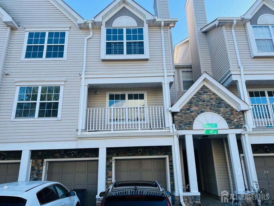 41 Prestwick Way in Edison, NJ - Building Photo
