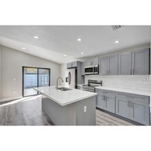2614 W 65th St in Hialeah, FL - Foto de edificio - Building Photo