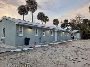 805 N Dixie Fwy in New Smyrna Beach, FL - Foto de edificio - Building Photo