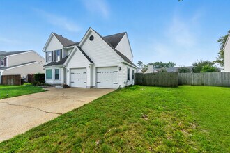 3077 Silver Maple Dr in Virginia Beach, VA - Building Photo - Building Photo