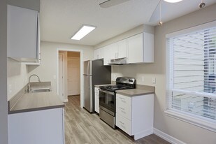 Parkridge Apartments in Lake Oswego, OR - Building Photo - Interior Photo