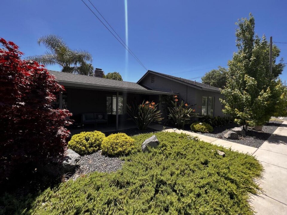 1039 Poplar St in Oakdale, CA - Building Photo