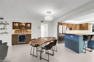 9486 Gulf Shore Dr in Naples, FL - Foto de edificio - Building Photo