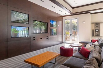 1755 Cres Plz Dr in Houston, TX - Foto de edificio - Building Photo