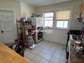 37 Rose St, Unit 1 in Somerville, MA - Foto de edificio - Building Photo