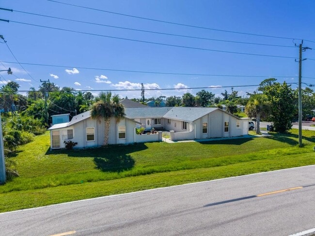 16595 Davis Rd in Ft. Myers, FL - Building Photo - Building Photo