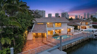 3226 NE 168th St in Miami, FL - Building Photo