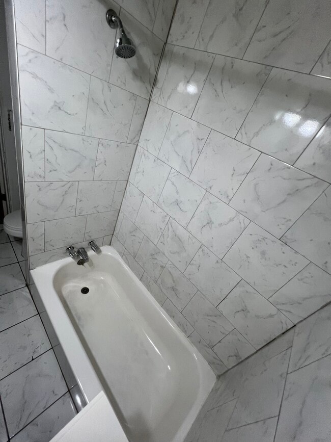 1945 W Bethune St, Unit 2 in Detroit, MI - Building Photo - Building Photo