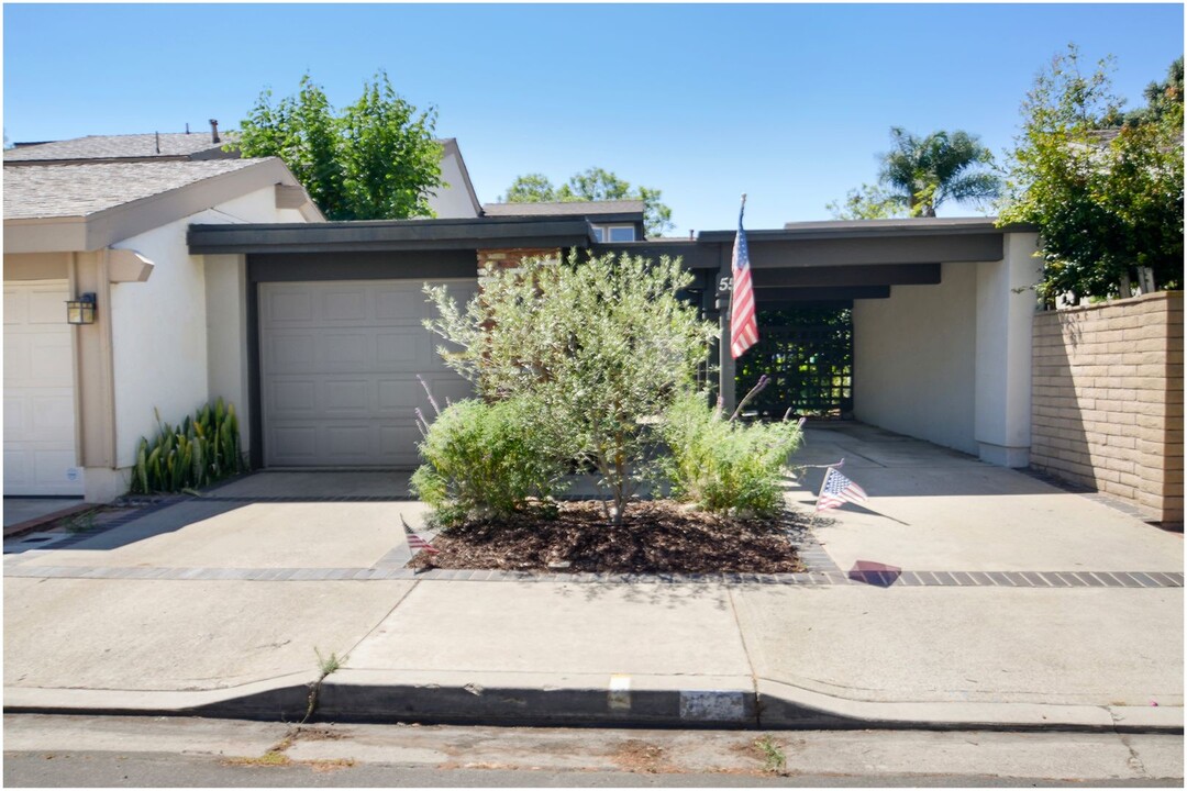 55 Oak Tree Ln in Irvine, CA - Building Photo