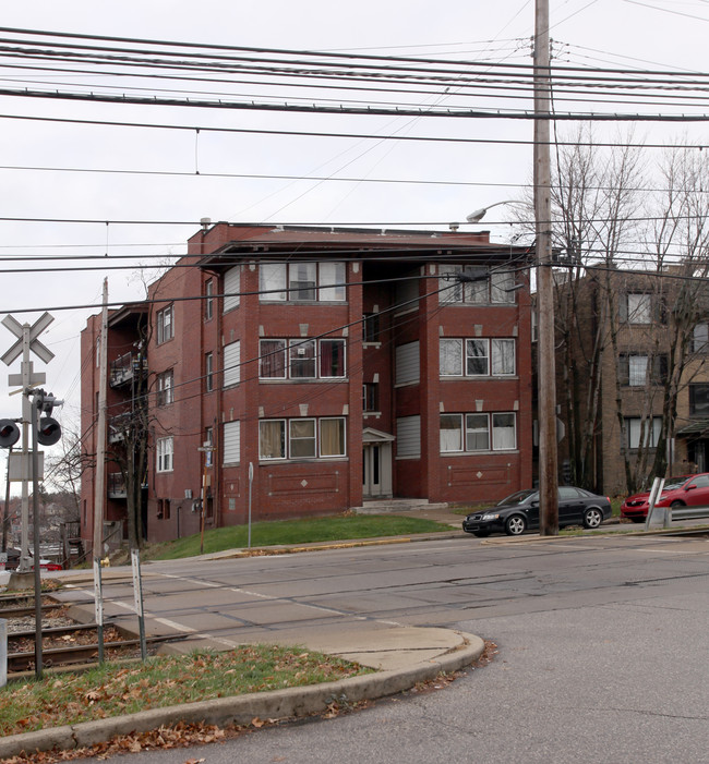 2750 Broadway Ave in Pittsburgh, PA - Foto de edificio - Building Photo