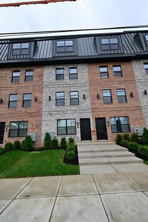 4082 Conshohocken Ave in Philadelphia, PA - Building Photo