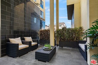 600 Ridgeley Dr in Los Angeles, CA - Foto de edificio - Building Photo