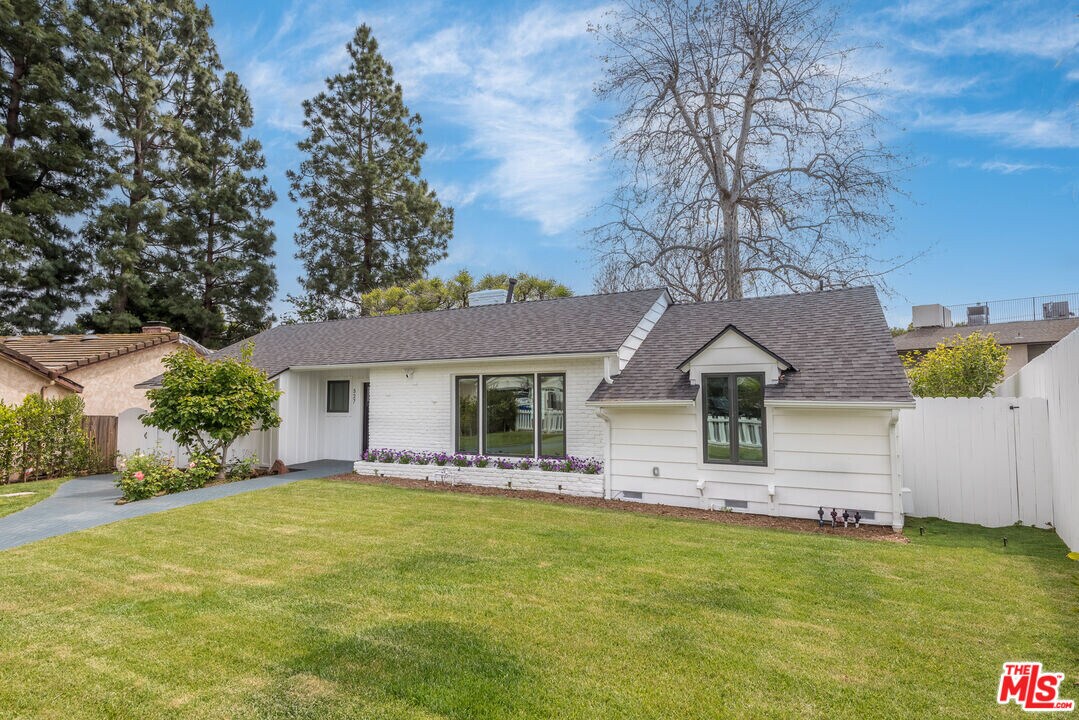 527 S Bentley Ave in Los Angeles, CA - Building Photo