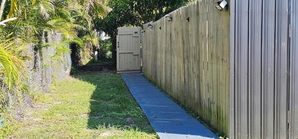 3684 Pinehurst Dr, Unit Effiency in Greenacres, FL - Building Photo - Building Photo