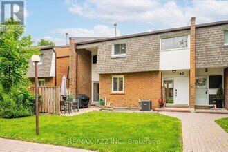 103 Dovedale Dr in Whitby, ON - Building Photo - Building Photo