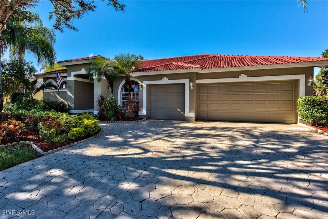 8850 Creek Run Dr in Bonita Springs, FL - Foto de edificio