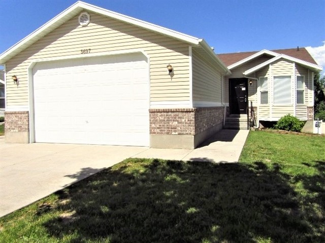 5697 S Stone Flower Way in Kearns, UT - Building Photo