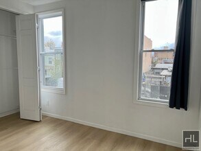Top Floor 2BR 1BA Lofty Space w/ Laundry I in Brooklyn, NY - Building Photo - Building Photo