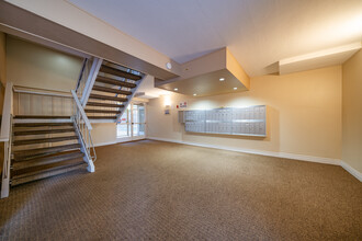 Ambassador Apartments in San Mateo, CA - Building Photo - Lobby