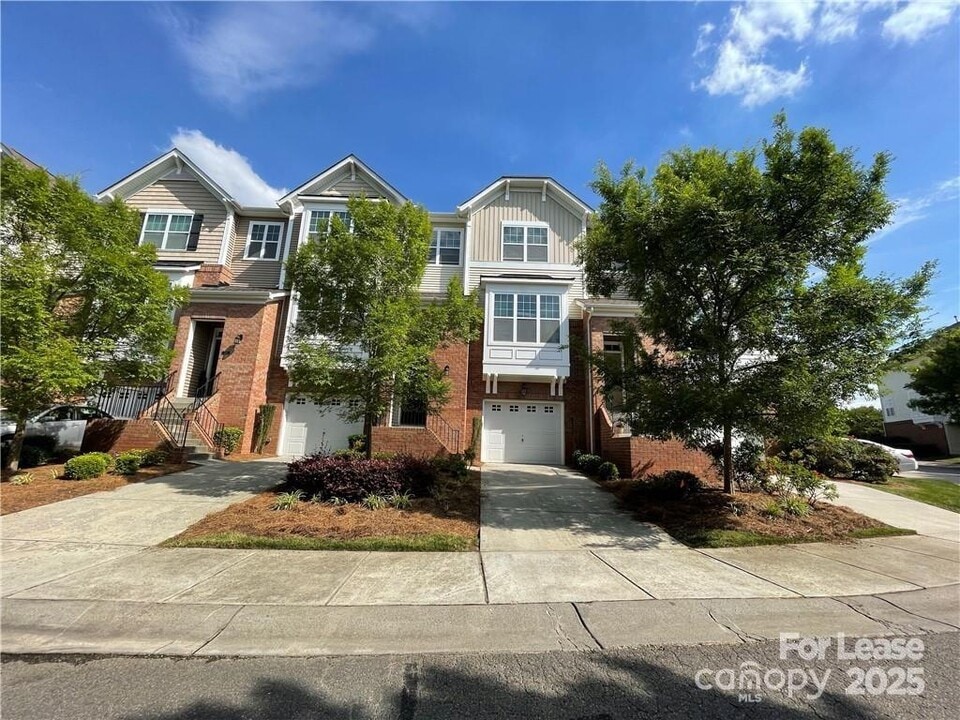835 Skybrook Falls Dr in Huntersville, NC - Building Photo