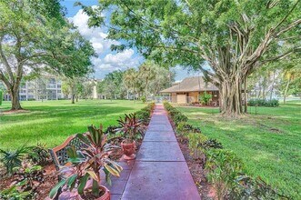 9230 Lagoon Pl, Unit 406 in Davie, FL - Building Photo - Building Photo