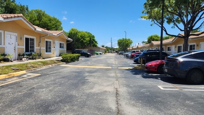 3926 SW 48th Ave in Pembroke Park, FL - Building Photo - Building Photo