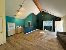 21056 Entrada Rd in Topanga, CA - Building Photo