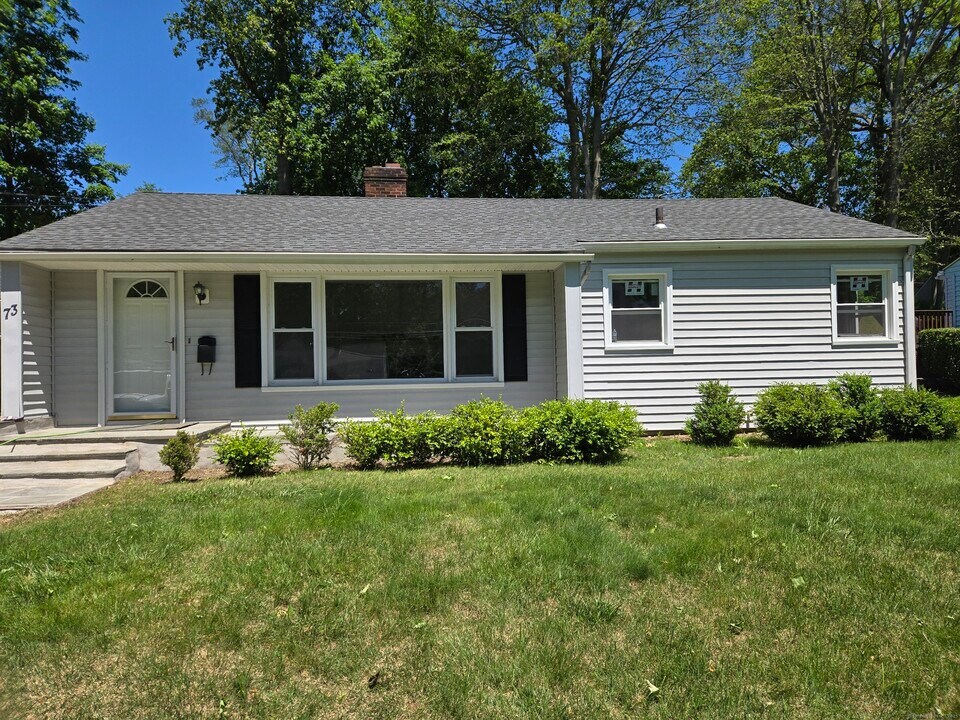 73 Crestwood Dr in Stamford, CT - Building Photo