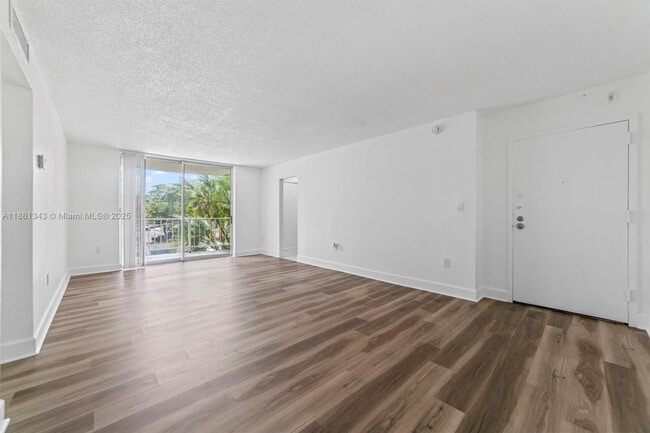 498 NW 165th St in Miami, FL - Foto de edificio - Building Photo