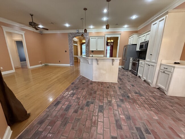 103 Lakeshore Dr in Youngsville, LA - Building Photo - Building Photo