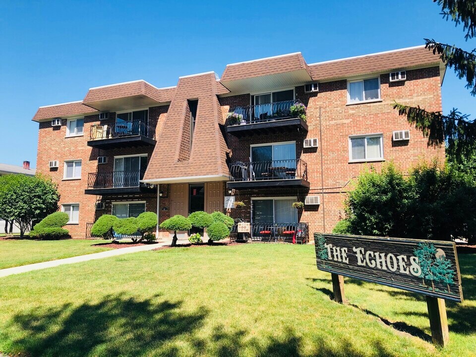 10S472 Echo Ln in Willowbrook, IL - Building Photo