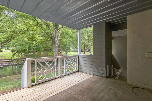 19901 Henderson Rd in Cornelius, NC - Building Photo - Building Photo