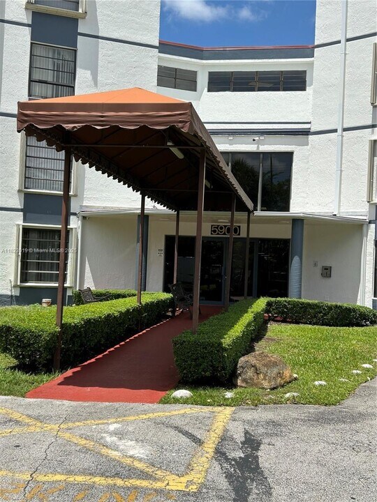 5900 SW 127th Ave in Miami, FL - Building Photo